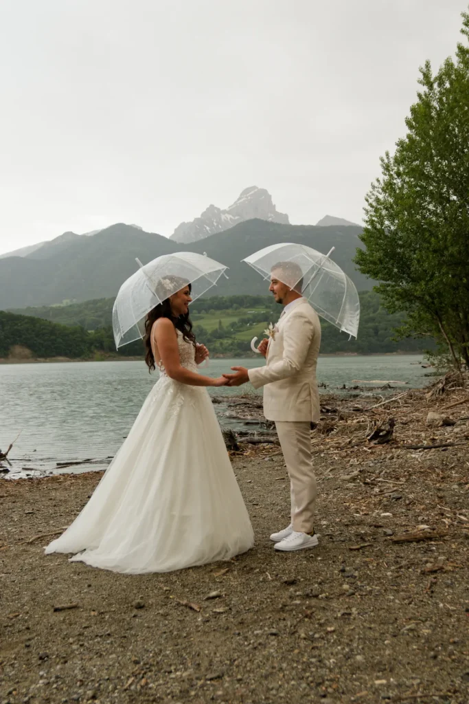Mariage pluvieux au bord du Lac du Sautet à Corps