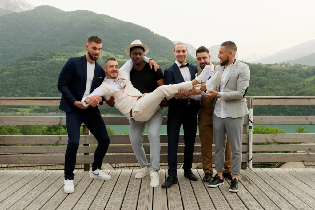 un groupe porte le marié pour son mariage