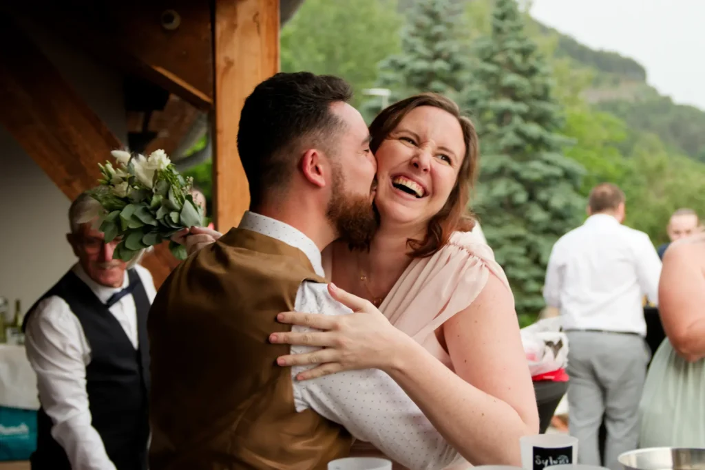 Photographie du lancer de bouquet au mariage à Seyssins
