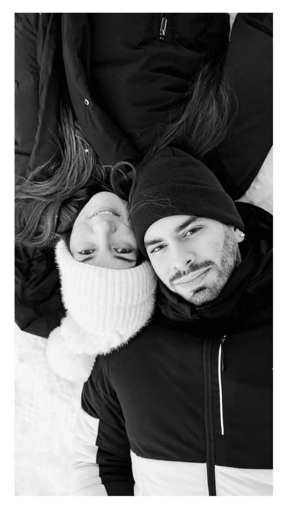 Portrait hivernal d'un membre du couple lors de sa séance engagement dans la neige