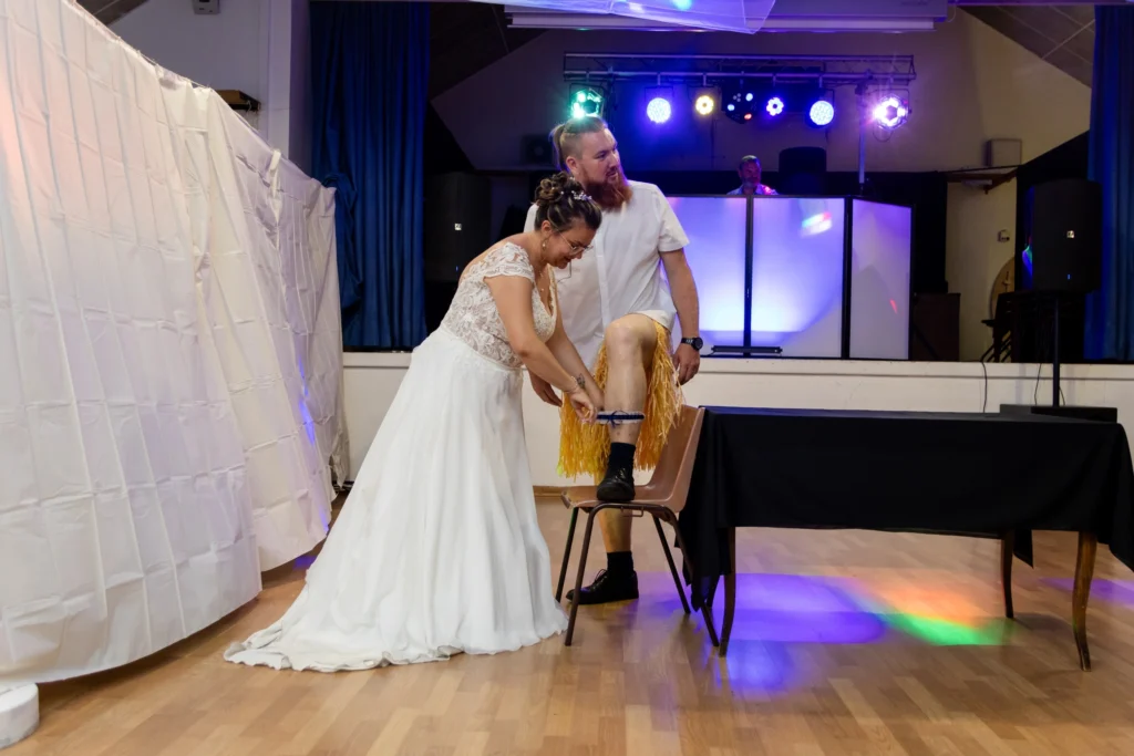 Jarretière mariage portée cuisse marié