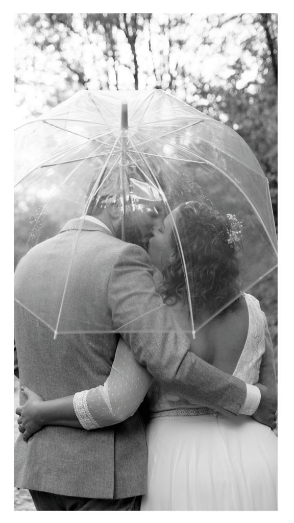 mariage pluveux sous les parapluies transparents