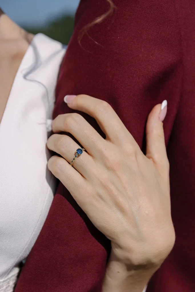 Bague de fiançailles solitaire main mariage Grenoble