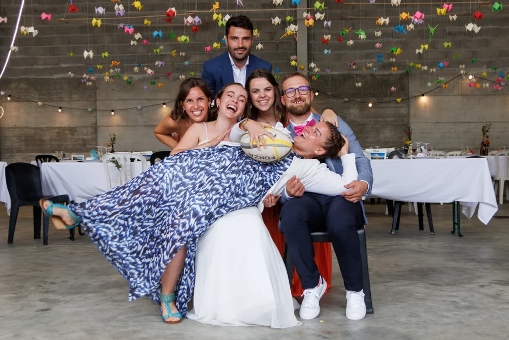 Mariés et invités réalisant des photos de groupe en très peu de temps grâce à la méthode du Photo Rush de mariage