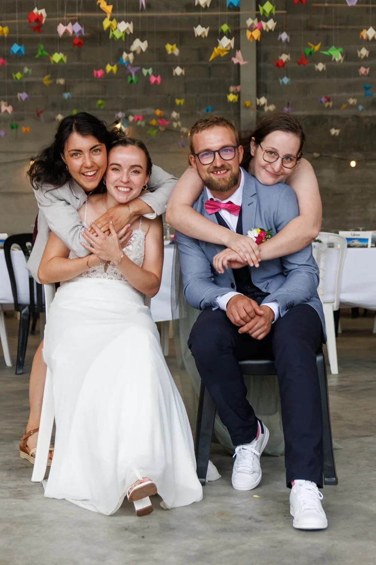 Mariés et invités interagissant avec la musique du DJ pendant un Photo Rush de mariage, scène énergique.