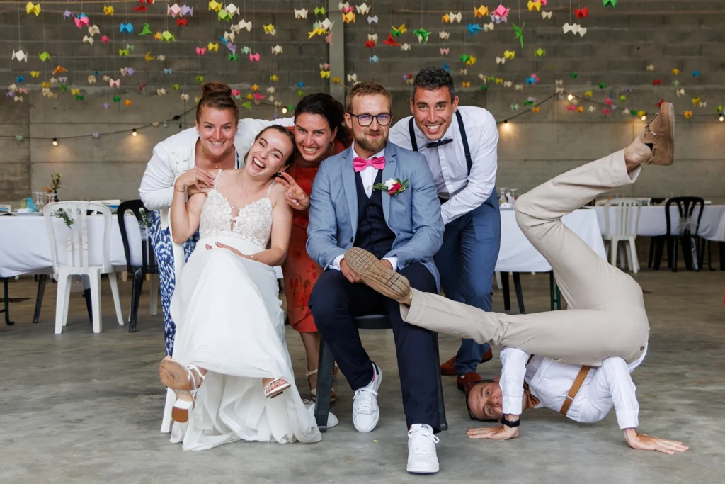 Mariés et invités réalisant des photos de groupe en très peu de temps grâce à la méthode du Photo Rush de mariage.