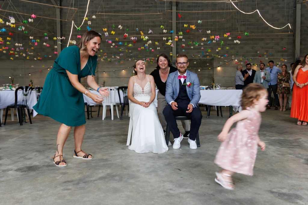 Mariés et invités avec des expressions spontanées et heureuses durant une séance de photo rush de mariage.