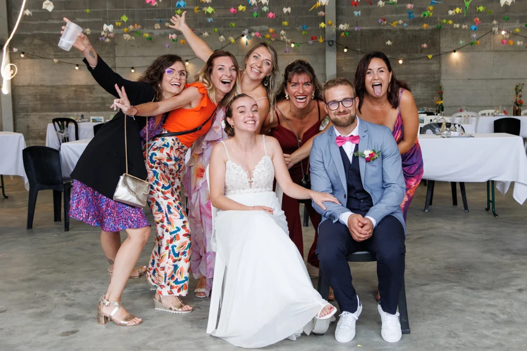 Mariés et invités riant et interagissant lors d'un Photo Rush de mariage, ambiance festive et naturelle.
