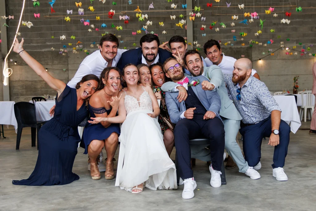 Photos de groupe humoristiques et joyeuses prises lors d'un Photo Rush de mariage.