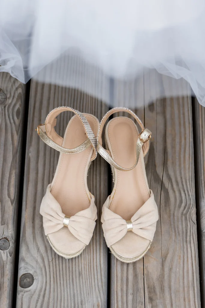gros plan sur des chaussures de mariée dans le Grésivaudan