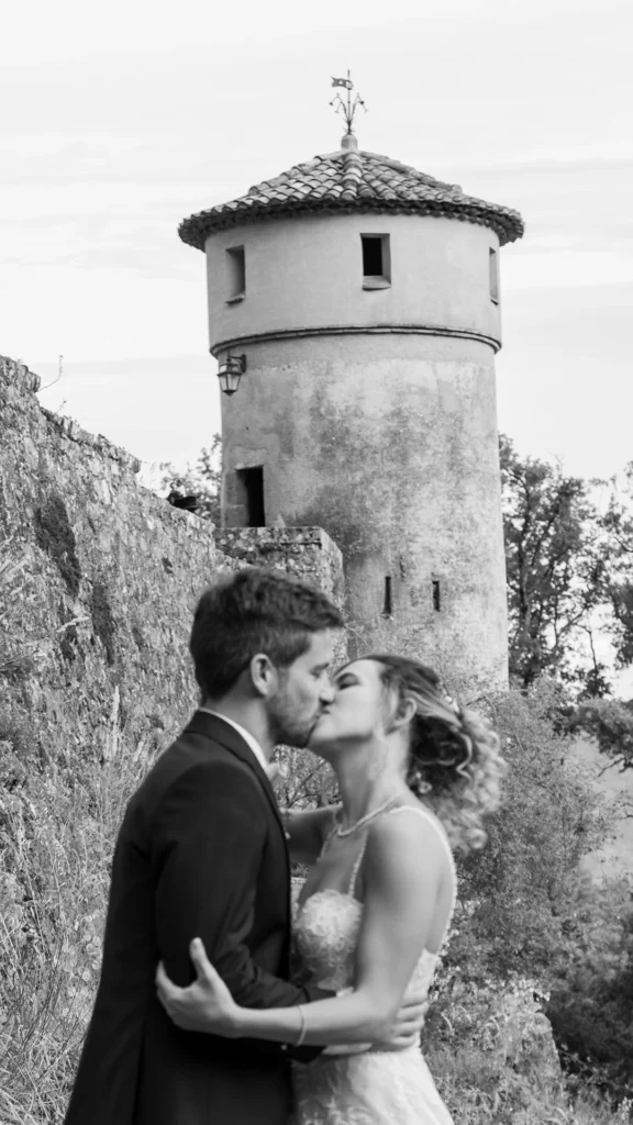 Couple mariage Château Liviers, pose devant le pigeonnier, Ardèche