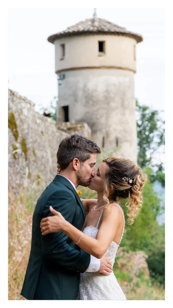Tendresse mariage Ardèche, séance couple intime, Château Liviers.