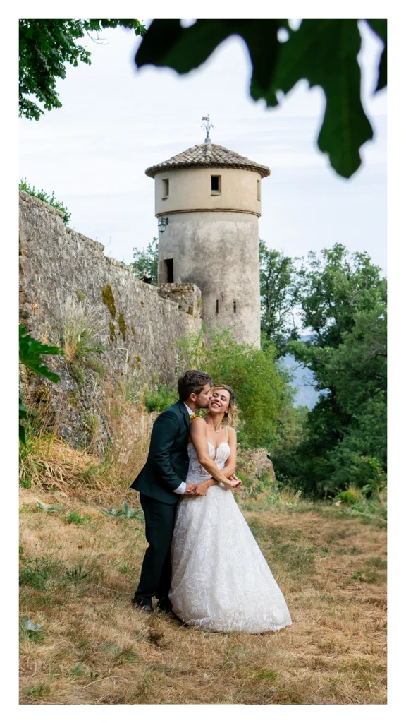 Couple mariés Château de Liviers, photos vieilles pierres Ardèche.
