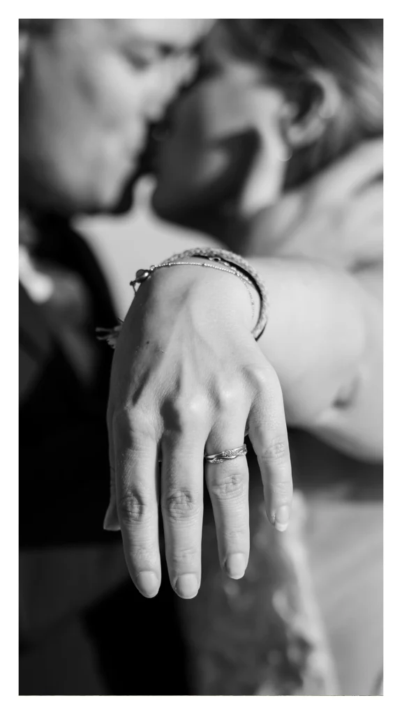 detail de bague de mariage pierre percée