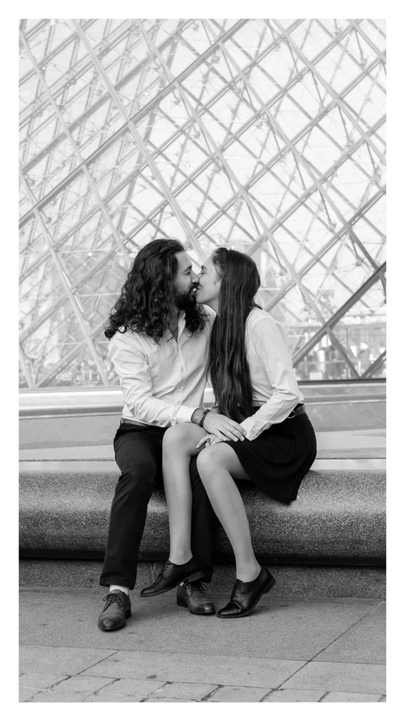 Pyramide Louvre séance couple Paris, architecture moderne