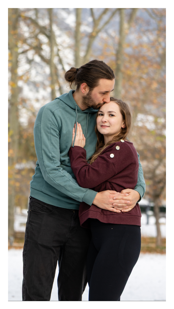 Couple devant Mairie Saint-Égrève hiver, photos élégantes