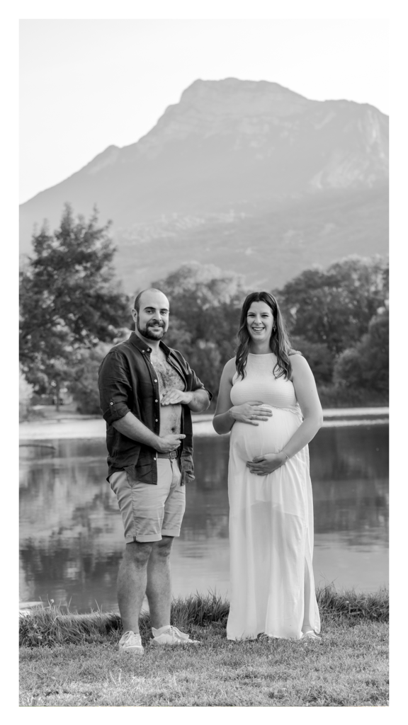 Photo noir et blanc des futurs parents complices, séance maternité Isère