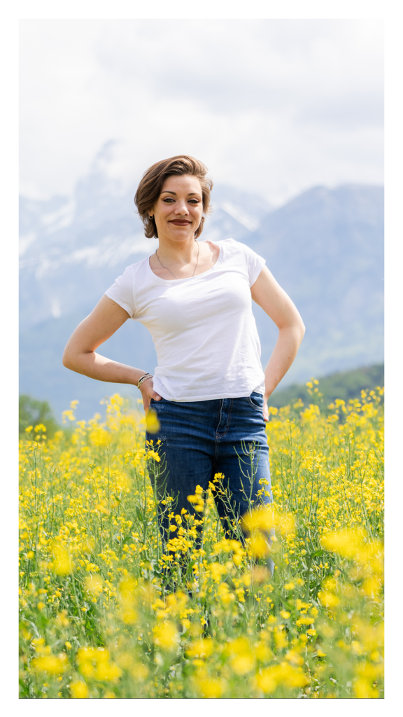 Portrait de femme souriante dans un champ de colza en Matheysine, Isère