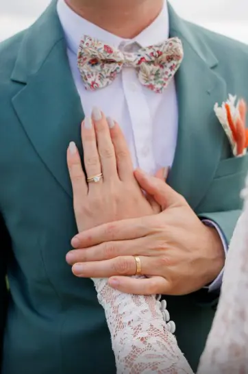 Gros plan alliances mariage et mains des mariés, rendu lumineux, naturel et intemporel.