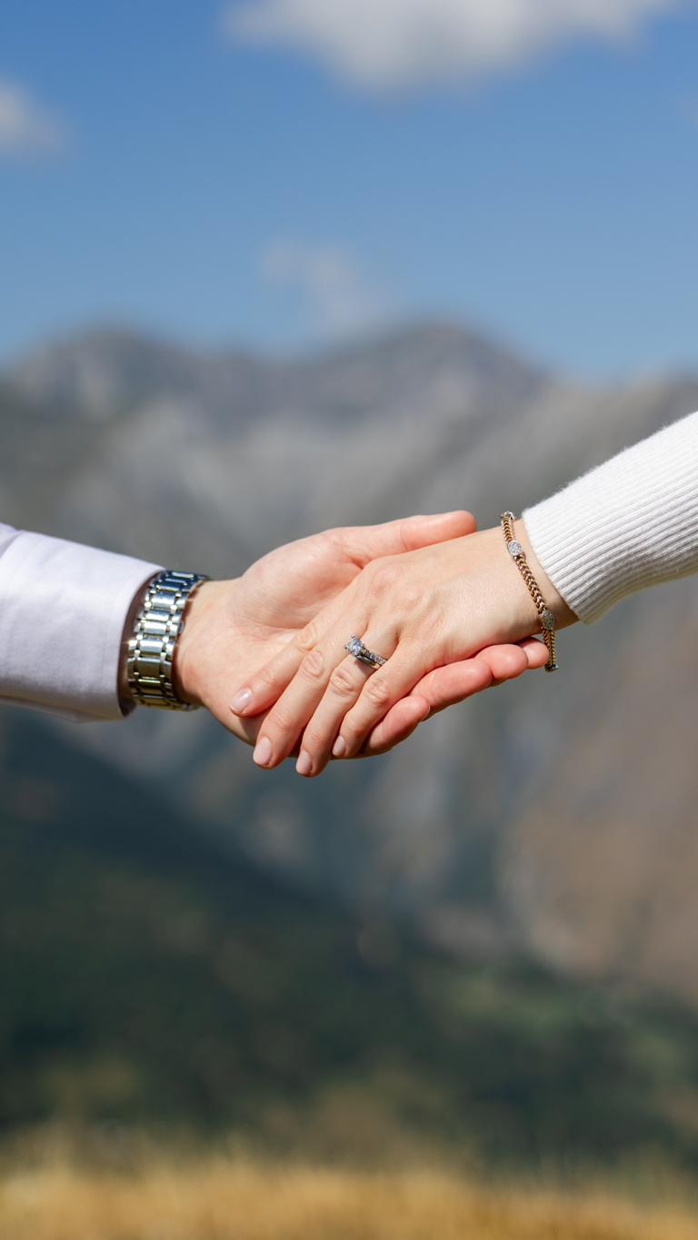 gros plan main bague mariage en montagne