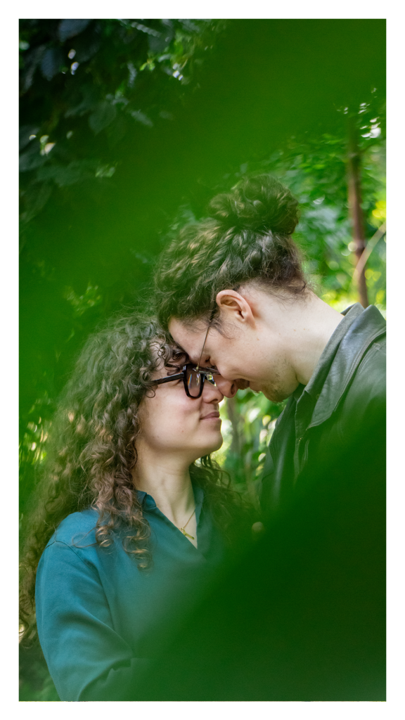 Portrait de couple naturel et lumineux à Lyon.