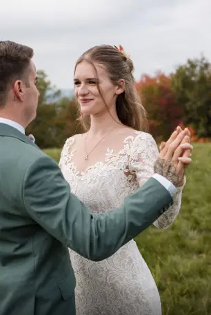 Mariée marchant dans les herbes en Isère, rendu clair et spontané, décor naturel vibrant.