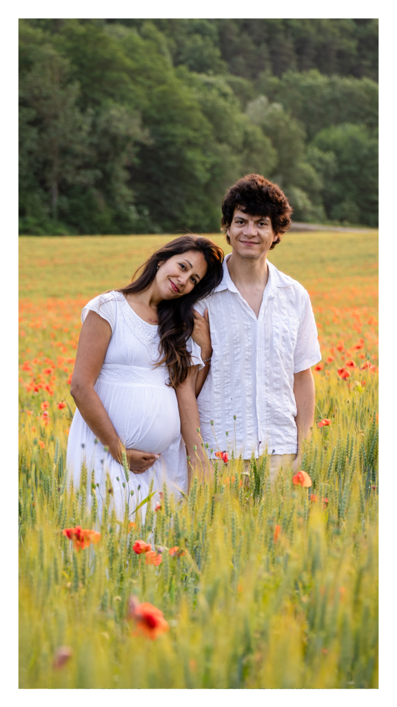 Future maman en robe blanche dans les coquelicots rouges, Isère