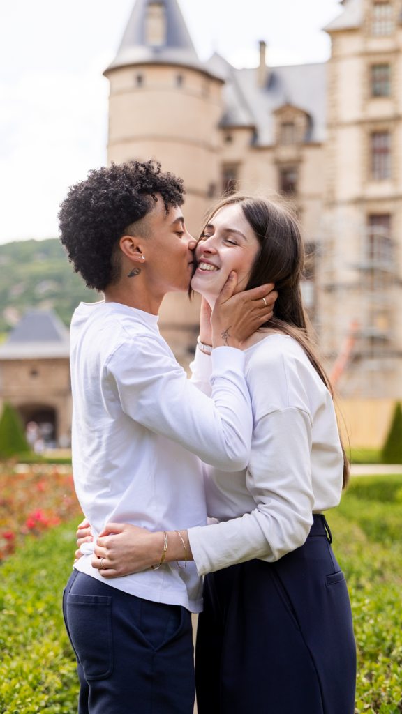 Couple qui s'embrasse dans les jardins de roses du château de Vizille, Isère