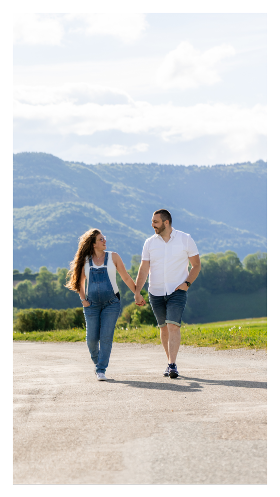 Couple main dans la main sur la plaine de Roizon, future maman enceinte, Matheysine Isère