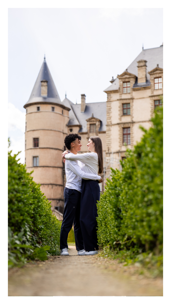 Couple qui se regarde dans les fleurs des jardins du château de Vizille en mai, Isère