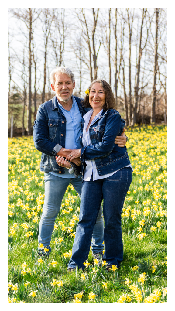Séance photo couple au milieu des jonquilles sauvages en Ardèche.