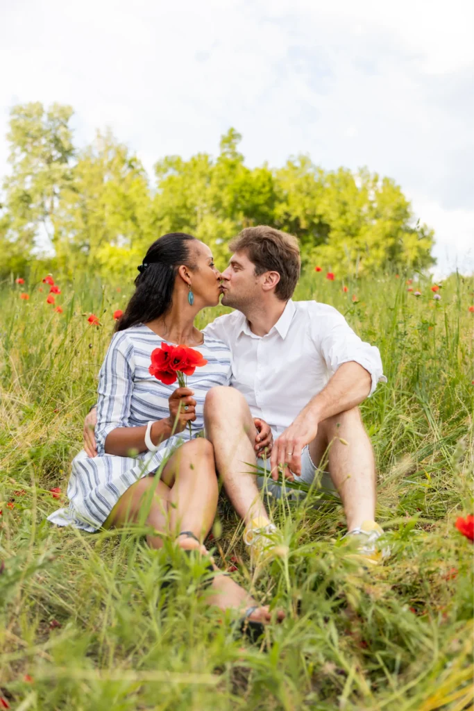 Couple qui s'embrasse avec un coquelicot à la main, style naturel, Isère