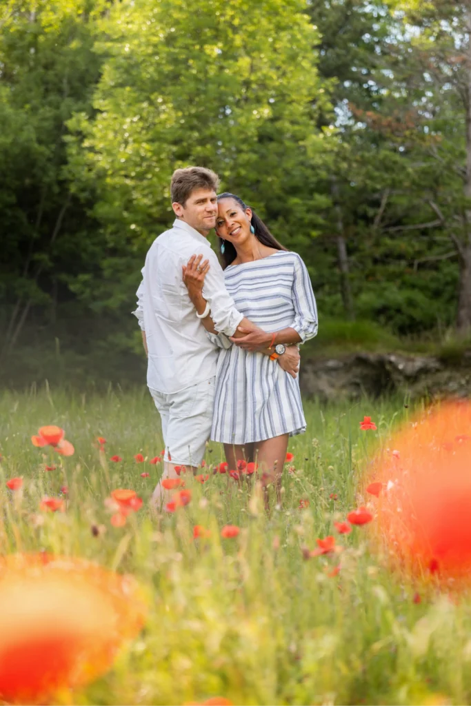 couple dans les coquelicots, séance photos isère