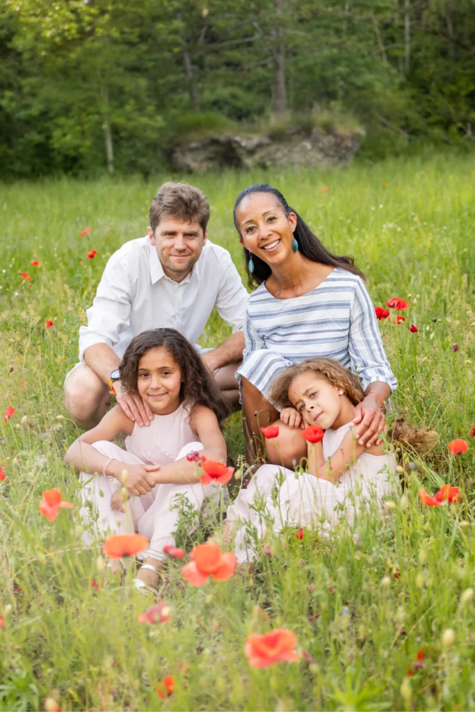 Famille complète dans les coquelicots en Isère, style spontané et naturel