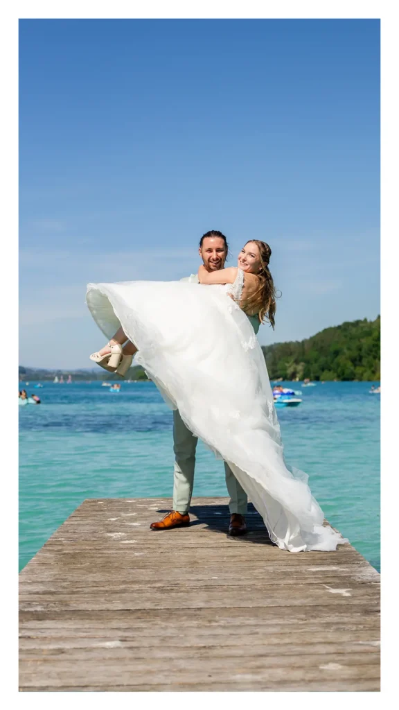Séance couple mariage au bord du lac de Paladru, eau turquoise, à 40 min de Grenoble