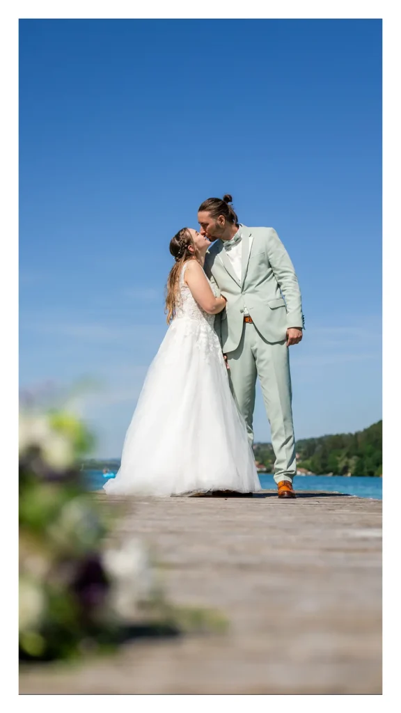 Couple qui s'embrasse sur le ponton de l'Hôtel Beau Rivage, lac de Paladru, Charavine