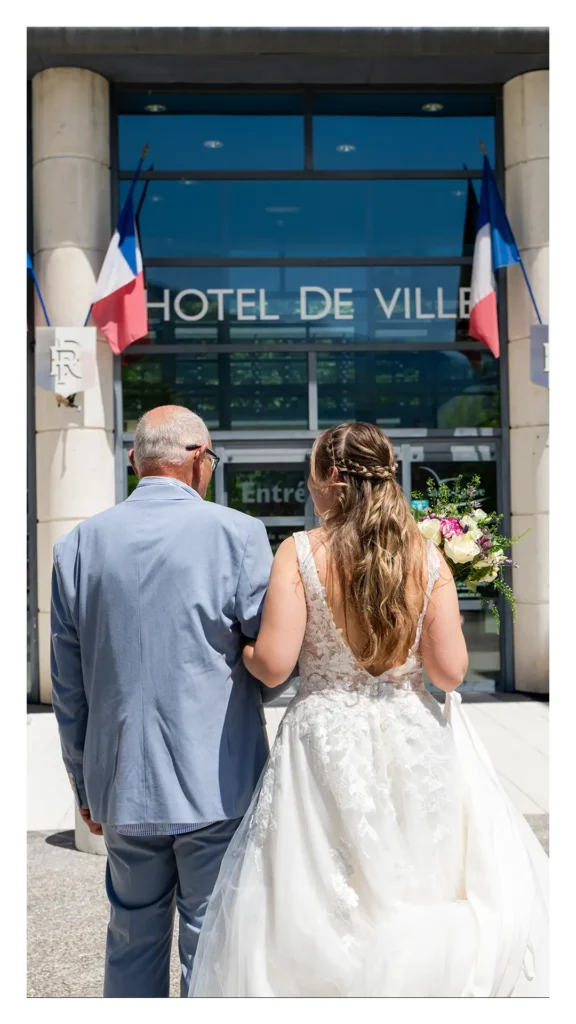 la mariée au bras de son papa à saint Egrève, Isère