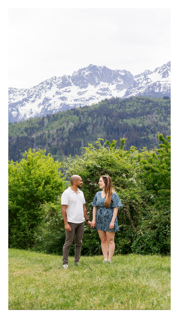Portrait de couple à la Tour de Montfallet avec sommets enneigés en arrière-plan, Isère