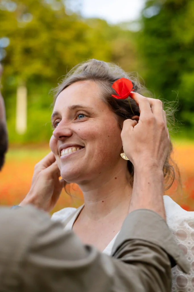 Portrait solo femme dans un champ de coquelicots en Isère, lumière naturelle