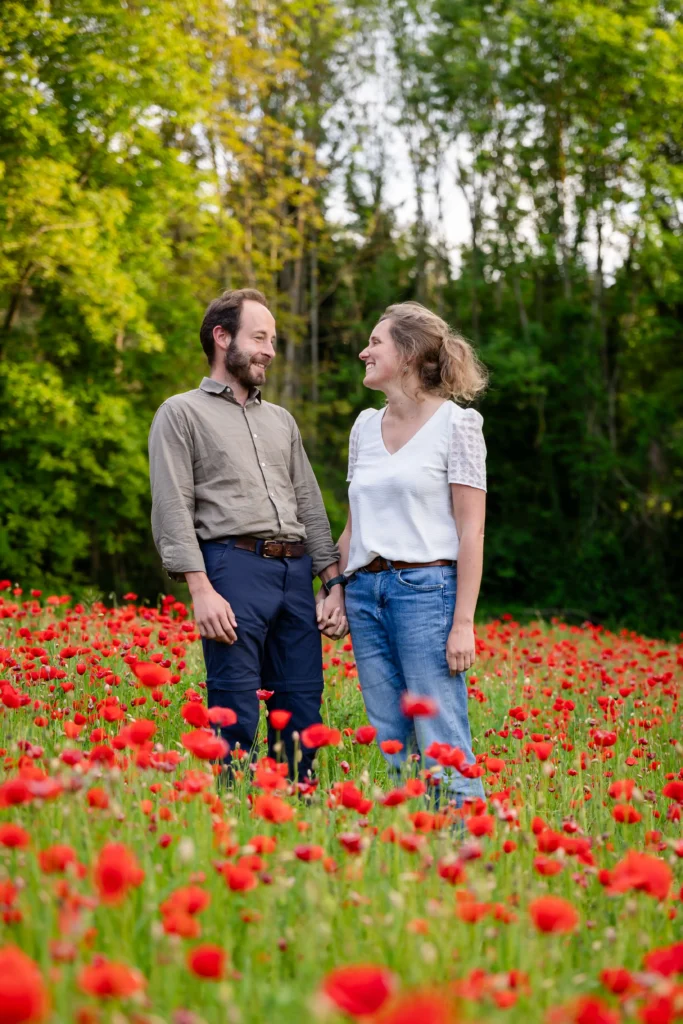 Séance couple dans les coquelicots en lumière dorée de fin de journée, Isère