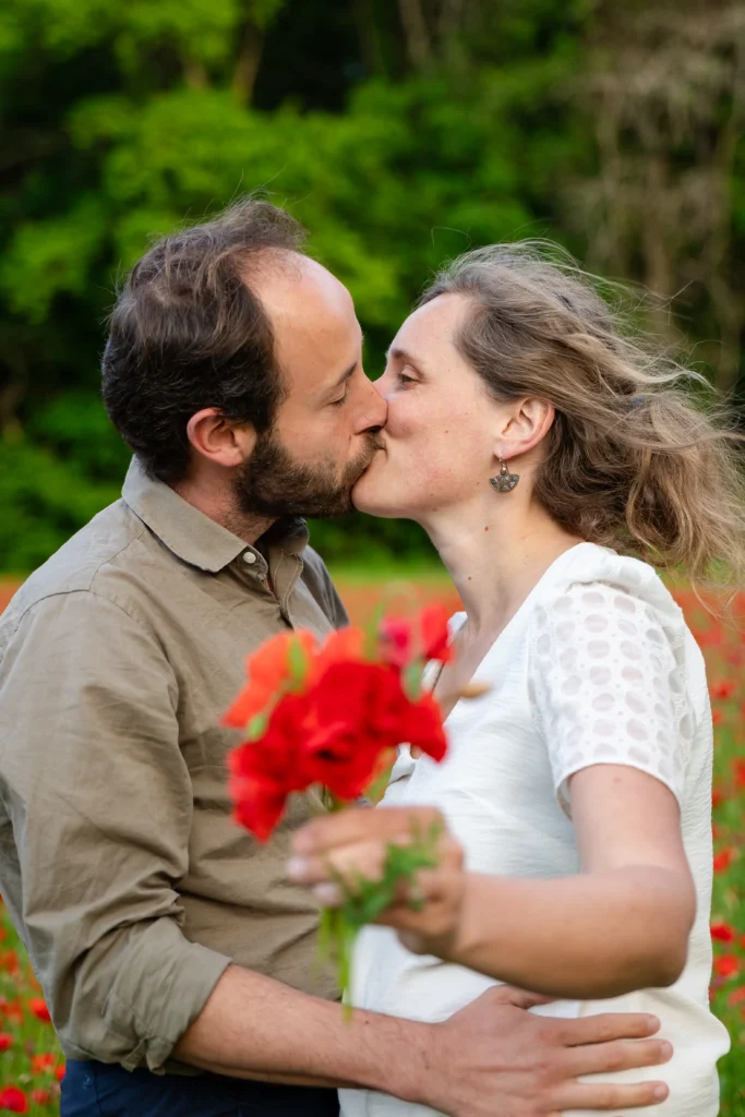 Séance engagement avant mariage dans les coquelicots, couple de Grenoble, Isère
