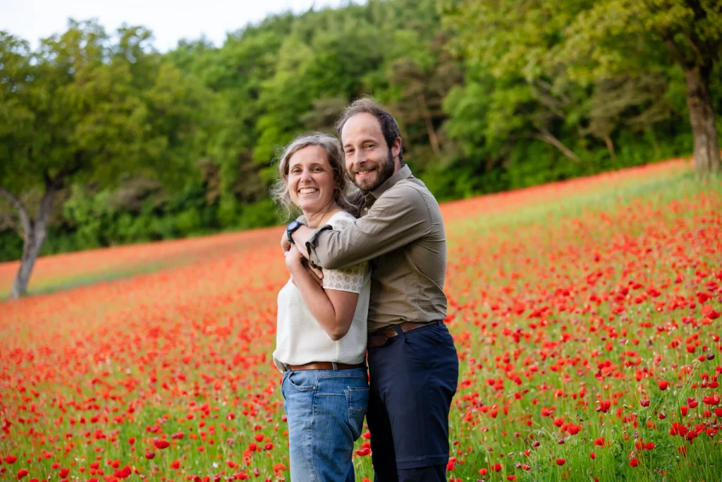 Séance couple dans les coquelicots rouges en Isère, à moins d'une heure de Grenoble