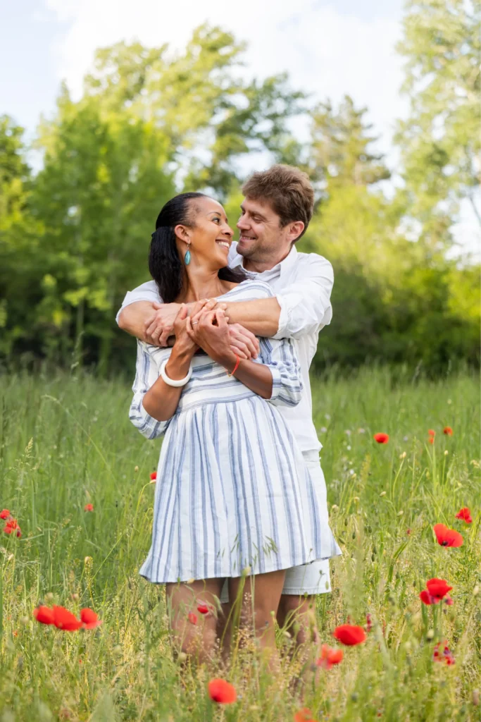 Couple enlacé dans les coquelicots, séance famille Isère