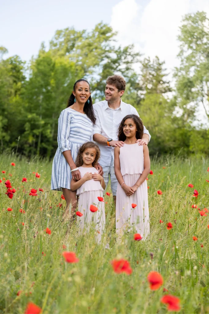 Parents et deux filles dans les coquelicots, séance photo famille Isère