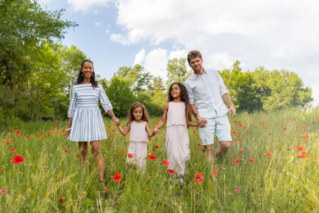 Famille de quatre en balade dans les coquelicots, Isère printemps