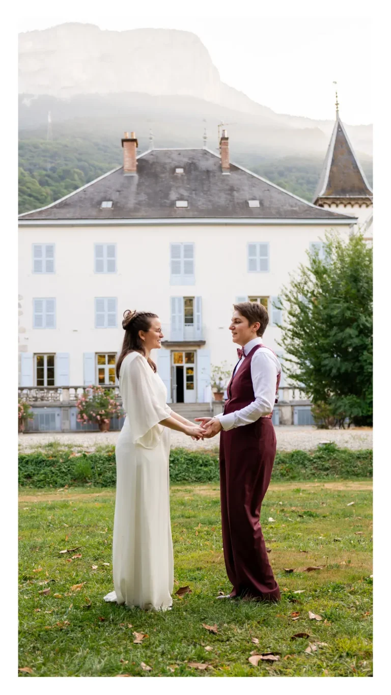 Photos de mariées, couple lesbien lors d'une séance couple mariage dans le parc du Domaine de Noyarey