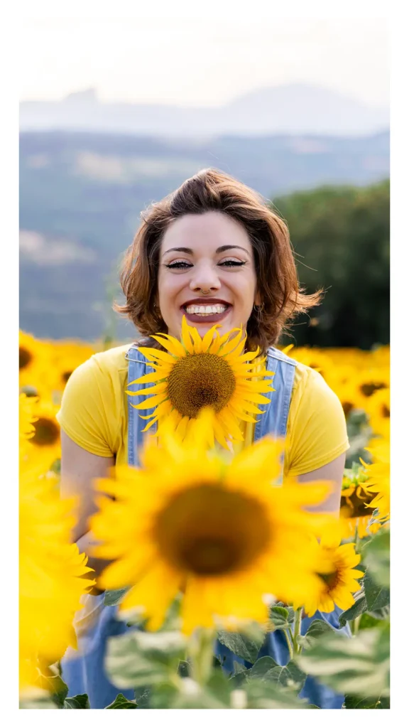 Jeune femme souriante dans un champ de tournesols, séance photo Sud Isère