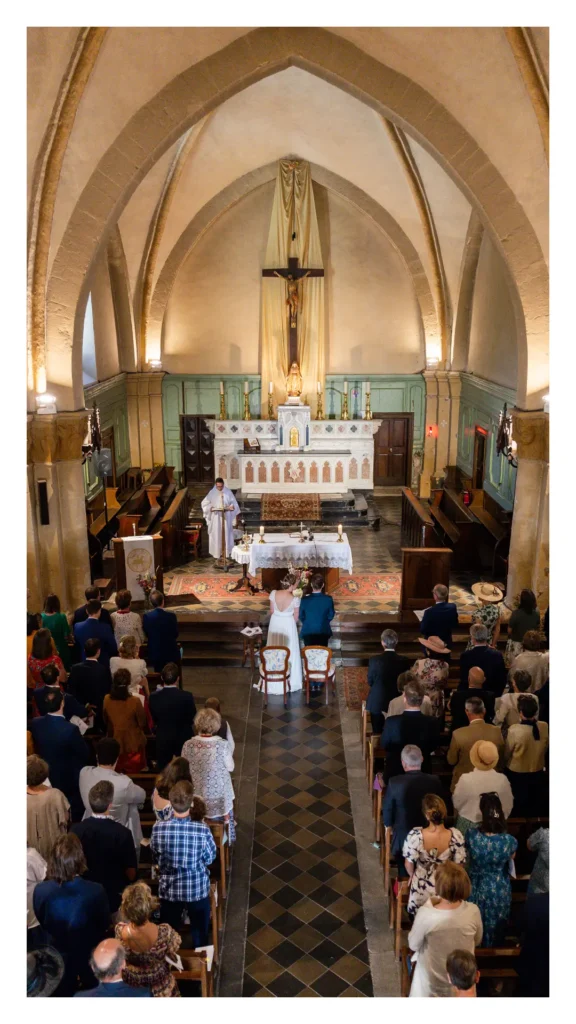 Vue générale de la nef de l'église de Mens pendant une cérémonie de mariage