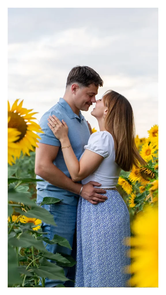 Couple s'enlaçant dans un champ de tournesols