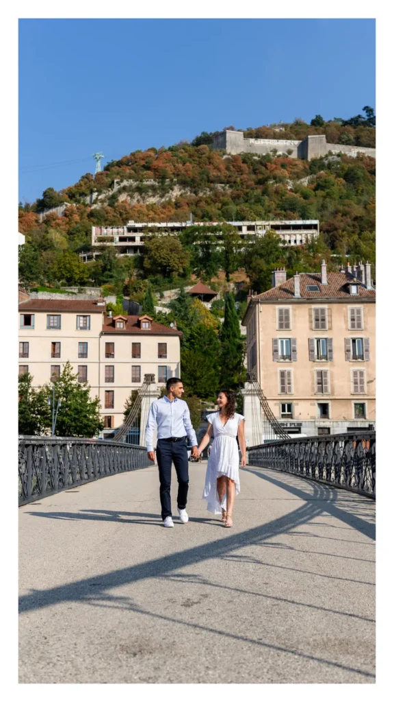Couple posant sur la passerelle du pont Saint-Laurent avec vue sur la Bastille, Grenoble